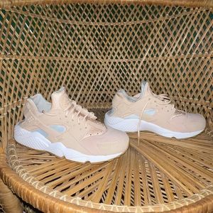 Tan/rose Nike Huaraches Wm Sz 6
